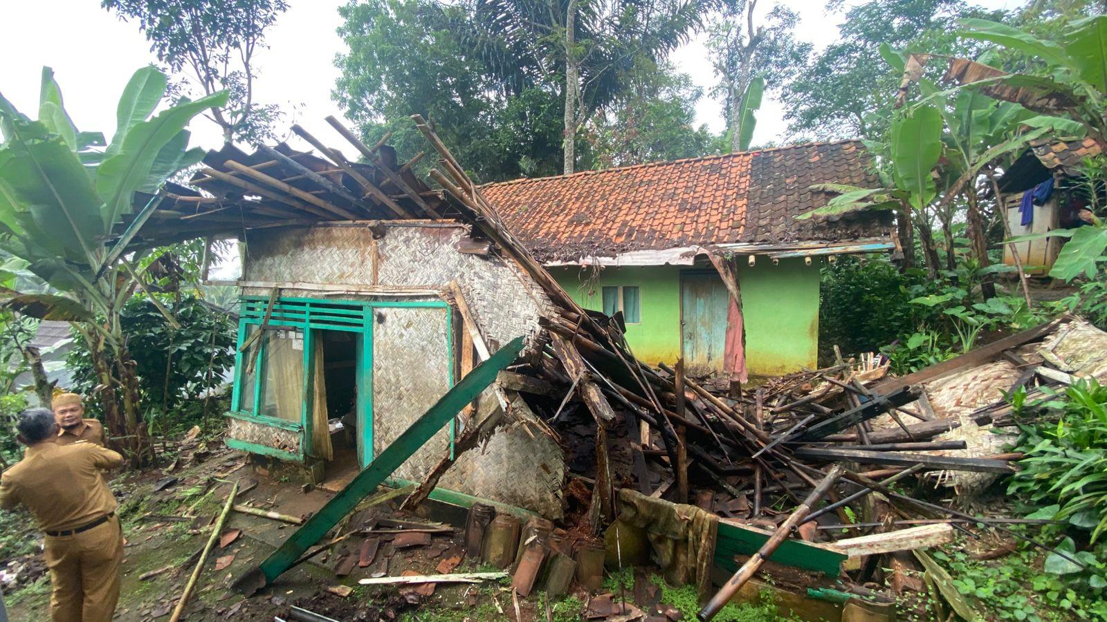Rumah Nenek Inah di Ciamis Ambruk Diterjang Hujan, Kini Mengungsi ke Rumah Cucu