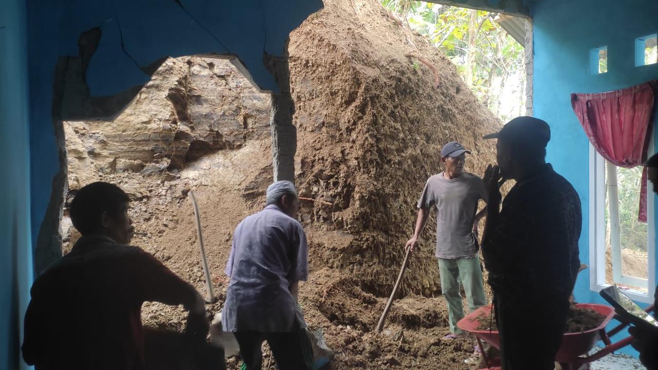 Rumah Warga di Ciamis Diterjang Longsor, Penghuni Alami Luka