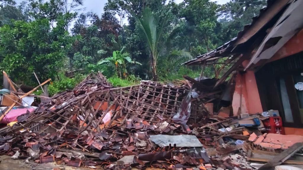 Rumah Warga di Cijeungjing Ciamis Ambruk Akibat Pergeseran Tanah, 8 Jiwa Mengungsi