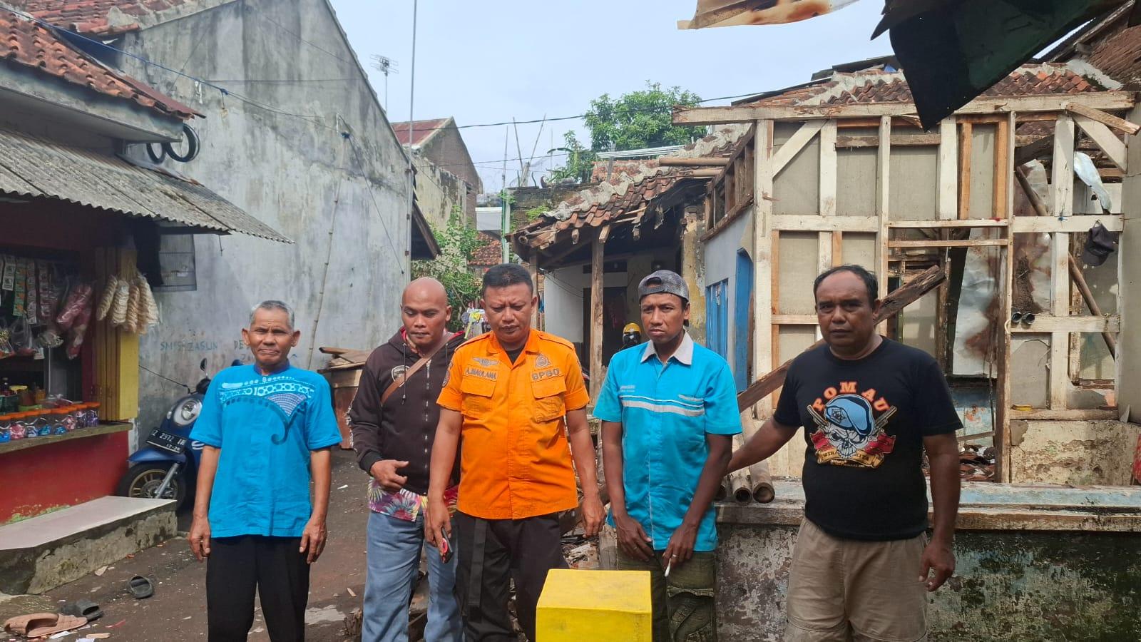 Rumah Warga di Gunungsalikur Tasikmalaya Roboh Akibat Lapuk dan Hujan Deras, Lurah Tinjau Lokasi