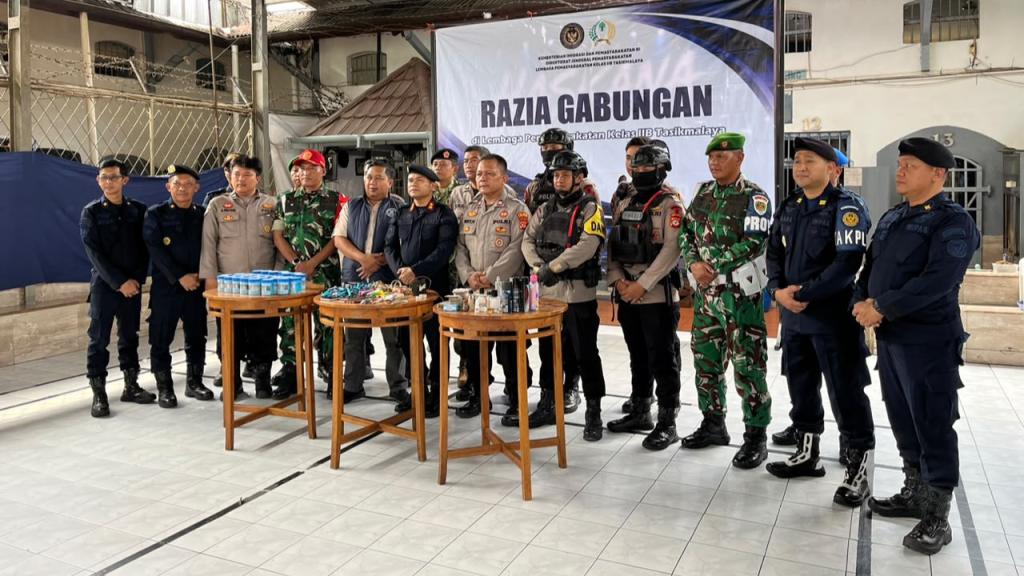 Sajam hingga Ponsel Disita! Brimob Batalyon D Pelopor Polda Jabar Dampingi Razia di Lapas Tasikmalaya