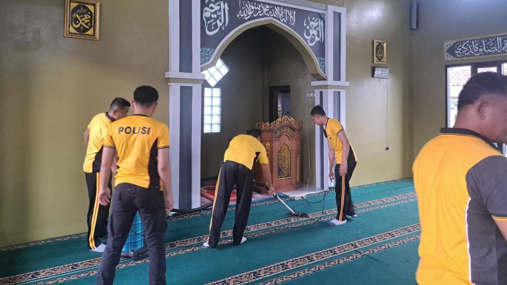 Sambut Hari Bhayangkara ke-79, Polres Ciamis Gelar Aksi Bersih Tempat Ibadah Lintas Agama