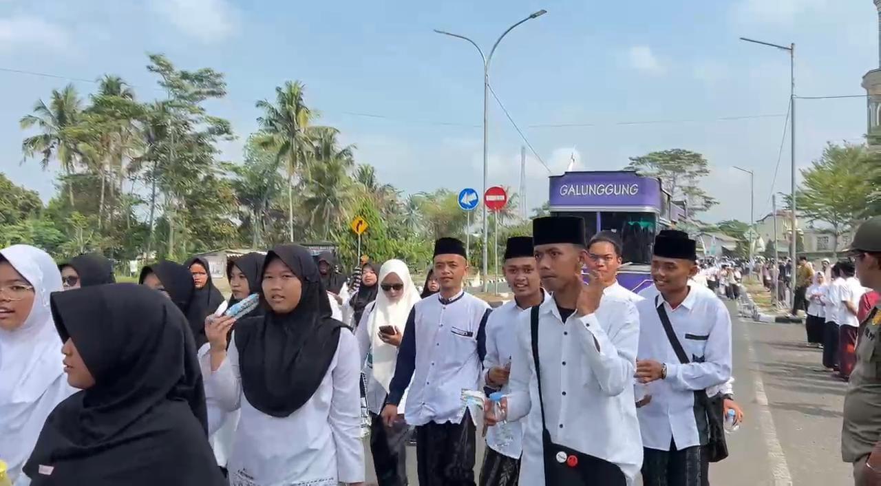Sambut Hari Santri Nasional 2026, Ribuan Santri Kirab dan Pawai Sholawat di Kompleks Pemkab Tasikmalaya