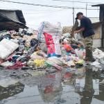 Sampah Menumpuk 12 Hari di Pasar Cikurubuk, Gegara Dua Truk Pengangkut Mogok