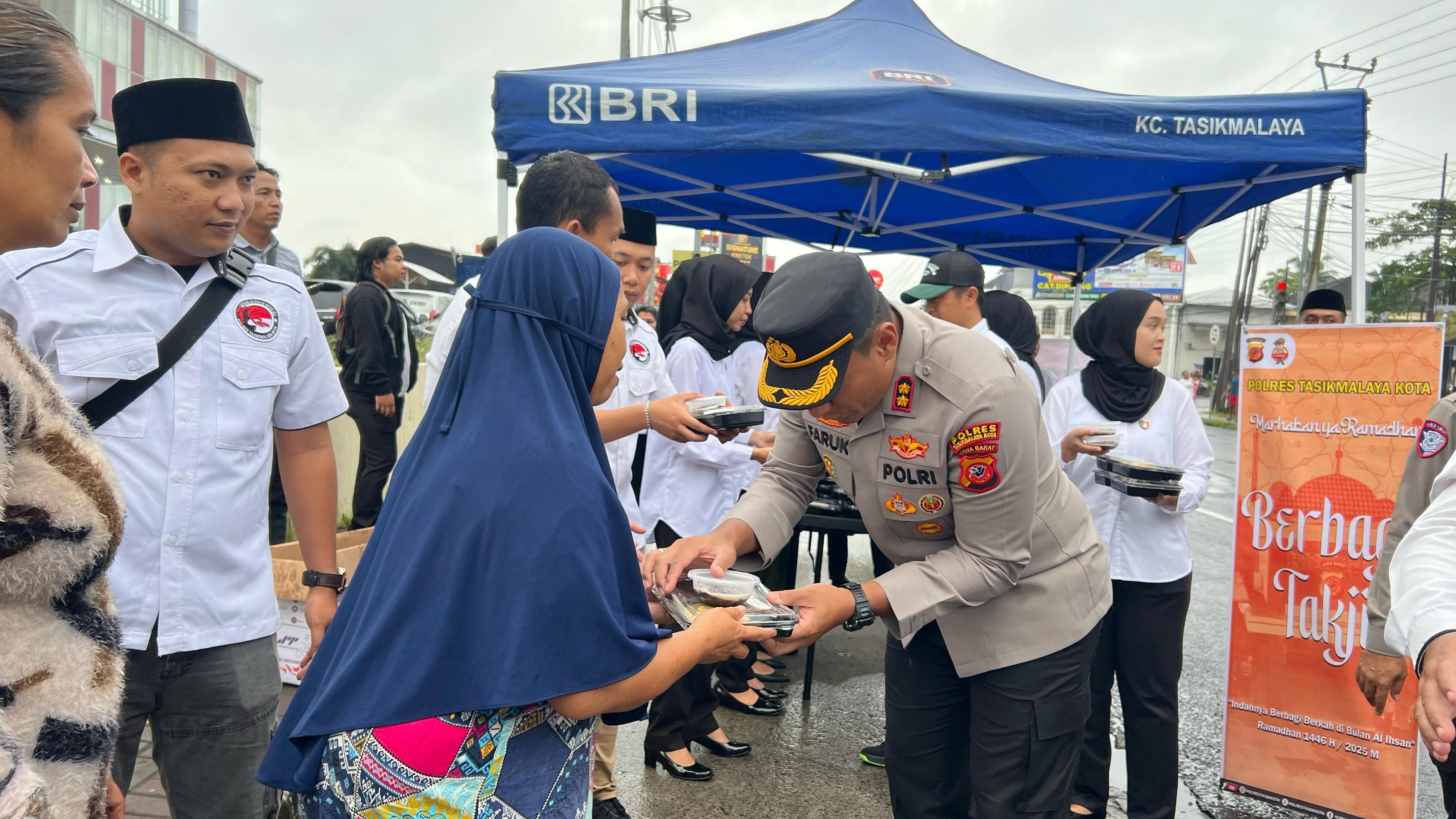 Sat Resnarkoba Polres Tasikmalaya Kota Bagikan Takjil untuk Pengendara, Sebarkan Semangat Ramadhan
