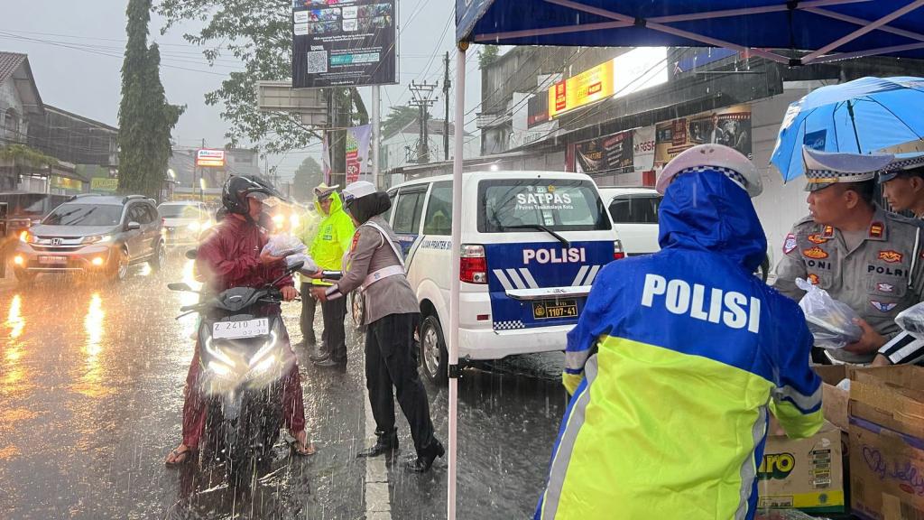 Satlantas Polres Tasikmalaya Kota Bagikan Takjil Gratis di Tengah Hujan Deras