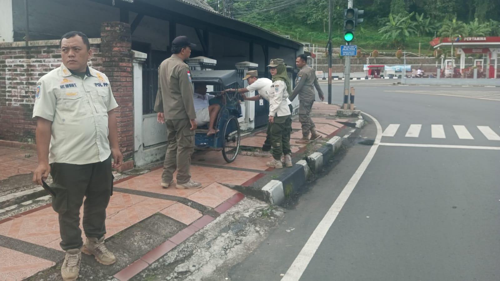 Satpol PP Banjar Razia Pelajar yang Nongkrong saat Jam Sekolah
