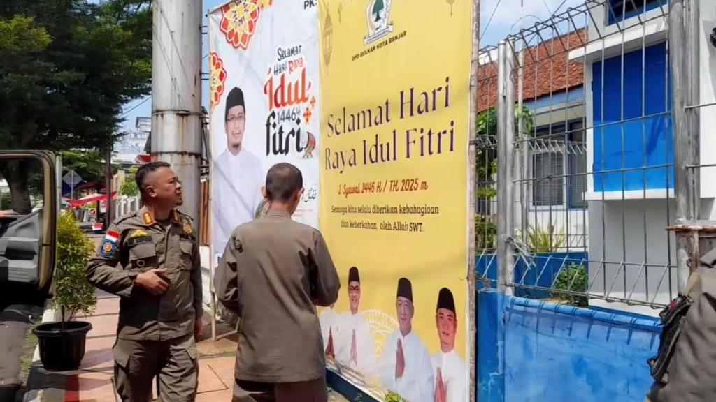 Satpol PP Kota Banjar Tertibkan Spanduk Liar dan PKL Dadakan Pasca Lebaran
