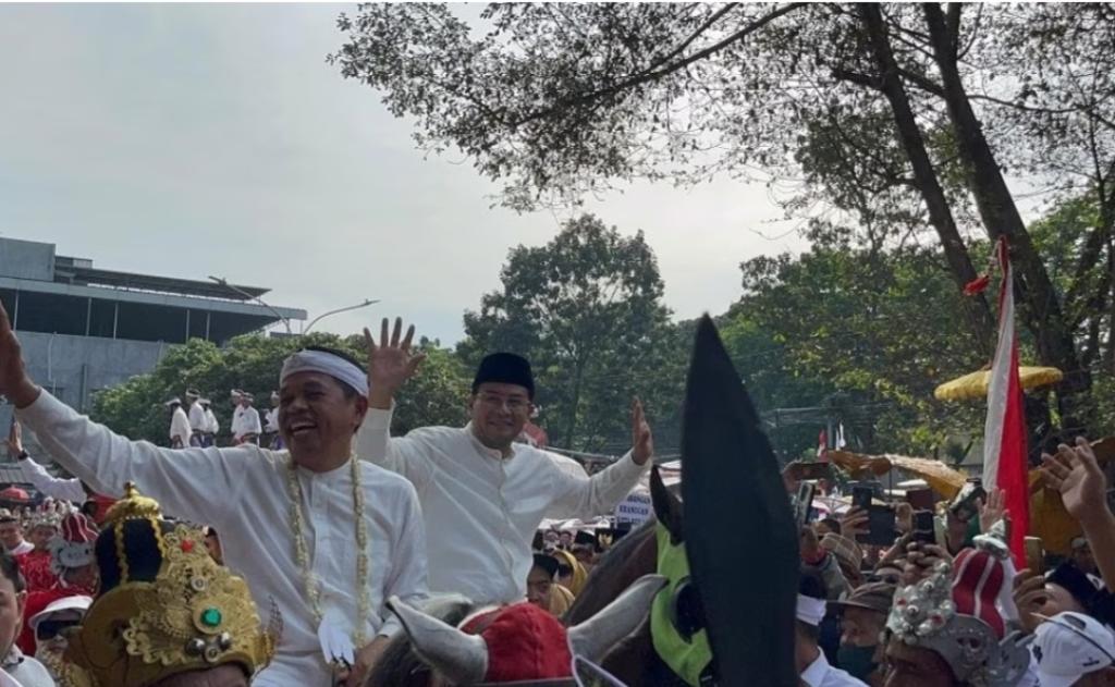 Dedi Mulyadi-Erwan Setiawan Daftar Pertama Paslon Pilgub Jabar ke KPU, Diiringi Karnaval Seni Budaya