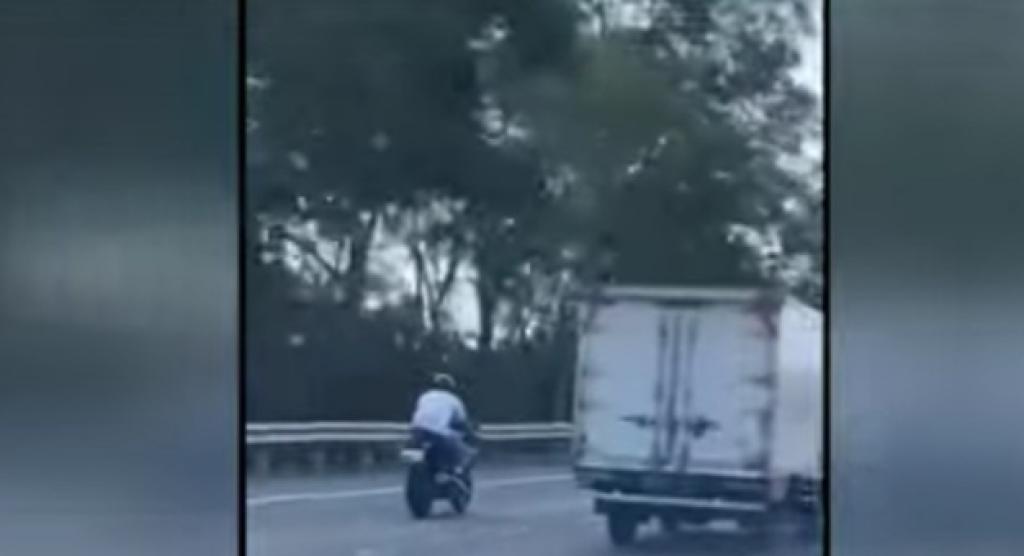 Nekat, Siswa SMA Tasikmalaya Ngebut Pakai Motor Sport di Jalan Tol Bandung