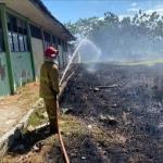 Kebakaran Lahan 2 Hektare di Belakang SMPN 2 Banjarsari Ciamis, Damkar Gerak Cepat Cegah Api Merembet ke Sekolah