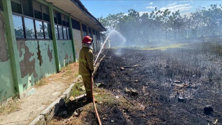 Kebakaran Lahan 2 Hektare di Belakang SMPN 2 Banjarsari Ciamis, Damkar Gerak Cepat Cegah Api Merembet ke Sekolah