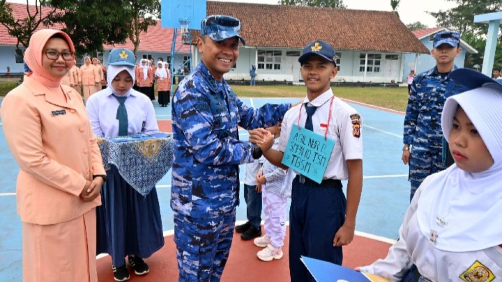 Sisi Humanis Danlanud Wiriadinata: Spontan Instruksikan Kepsek Belikan Sepatu Baru untuk Dua Siswa Kurang Mampu saat Pembukaan MPLS