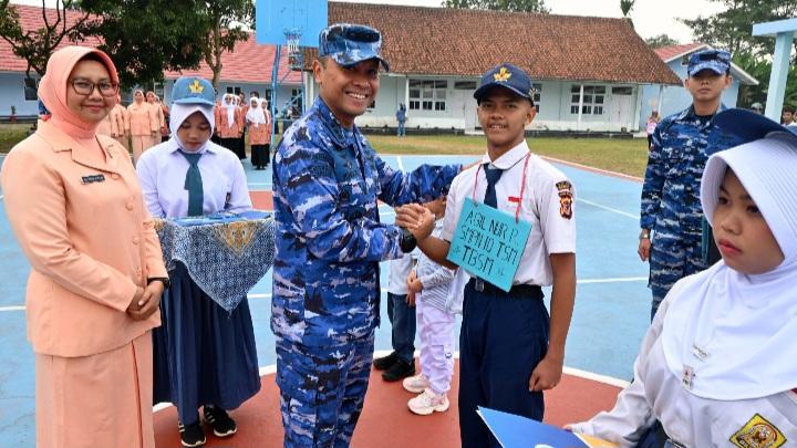 Sisi Humanis Danlanud Wiriadinata: Spontan Instruksikan Kepsek Belikan Sepatu Baru untuk Dua Siswa Kurang Mampu saat Pembukaan MPLS