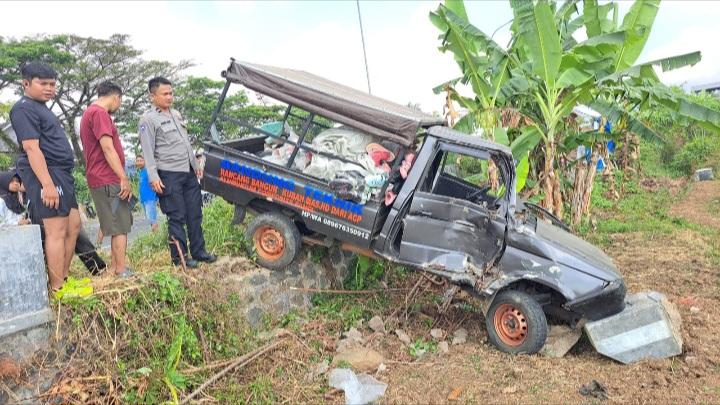 Begini Kondisi Mobil Bak Pengangkut Sandal yang Terperosok ke Sawah Usai Tabrakan Maut dengan Anggota Polisi di Jalan Lingkar Utara
