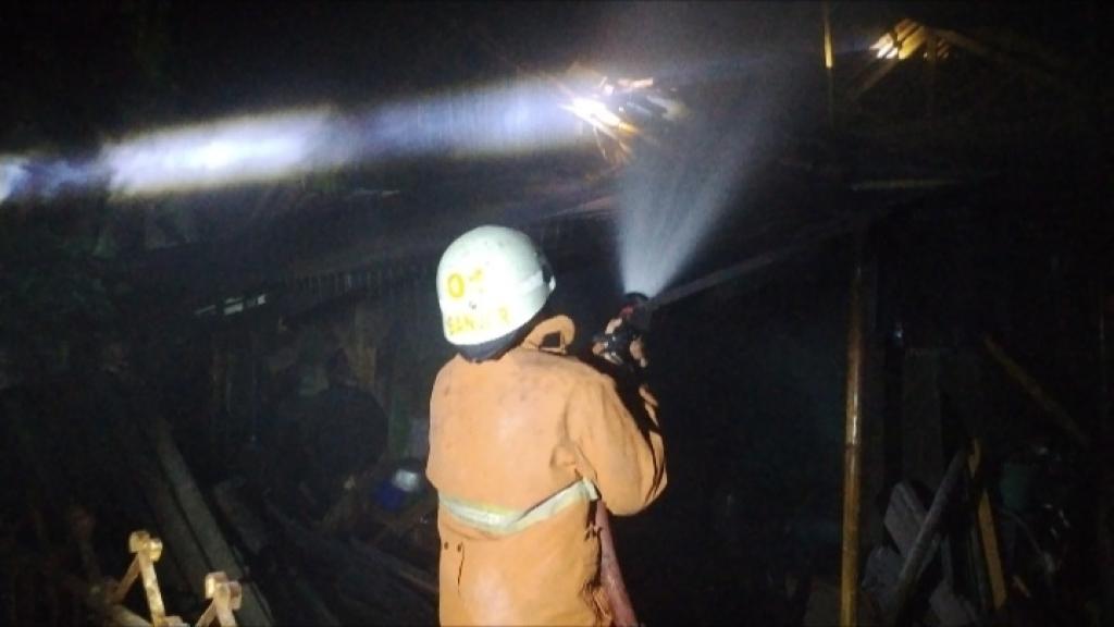 Diduga Korsleting Kabel Utama, Atap Dapur Rumah Warga di Purwaharja Kota Banjar Terbakar