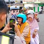 Hari Kedua Operasi Patuh Lodaya 2026, Satlantas Polres Banjar Gelar Razia Humanis dan Bagikan Helm di Soponyono