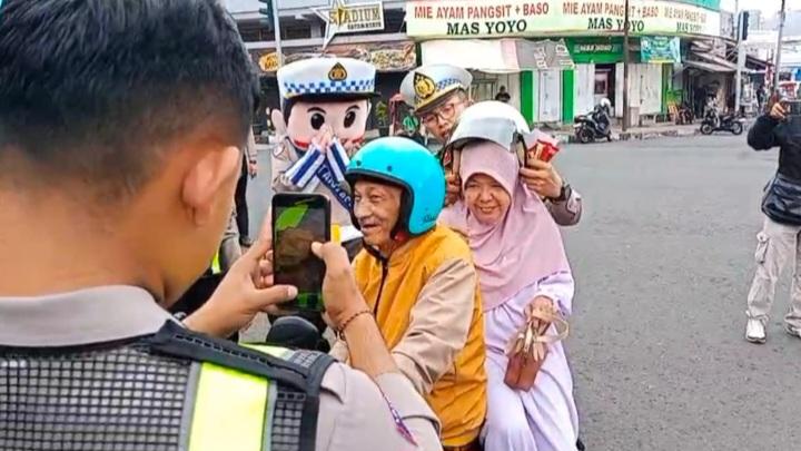 Hari Kedua Operasi Patuh Lodaya 2026, Satlantas Polres Banjar Gelar Razia Humanis dan Bagikan Helm di Soponyono