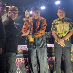 Serahkan Tokoh Wayang Abimanyu ke Dalang, Kompol Ajang, Kapolres dan Abah Anton Buka Pementasan Wayang Golek di Mako Brimob Cineam