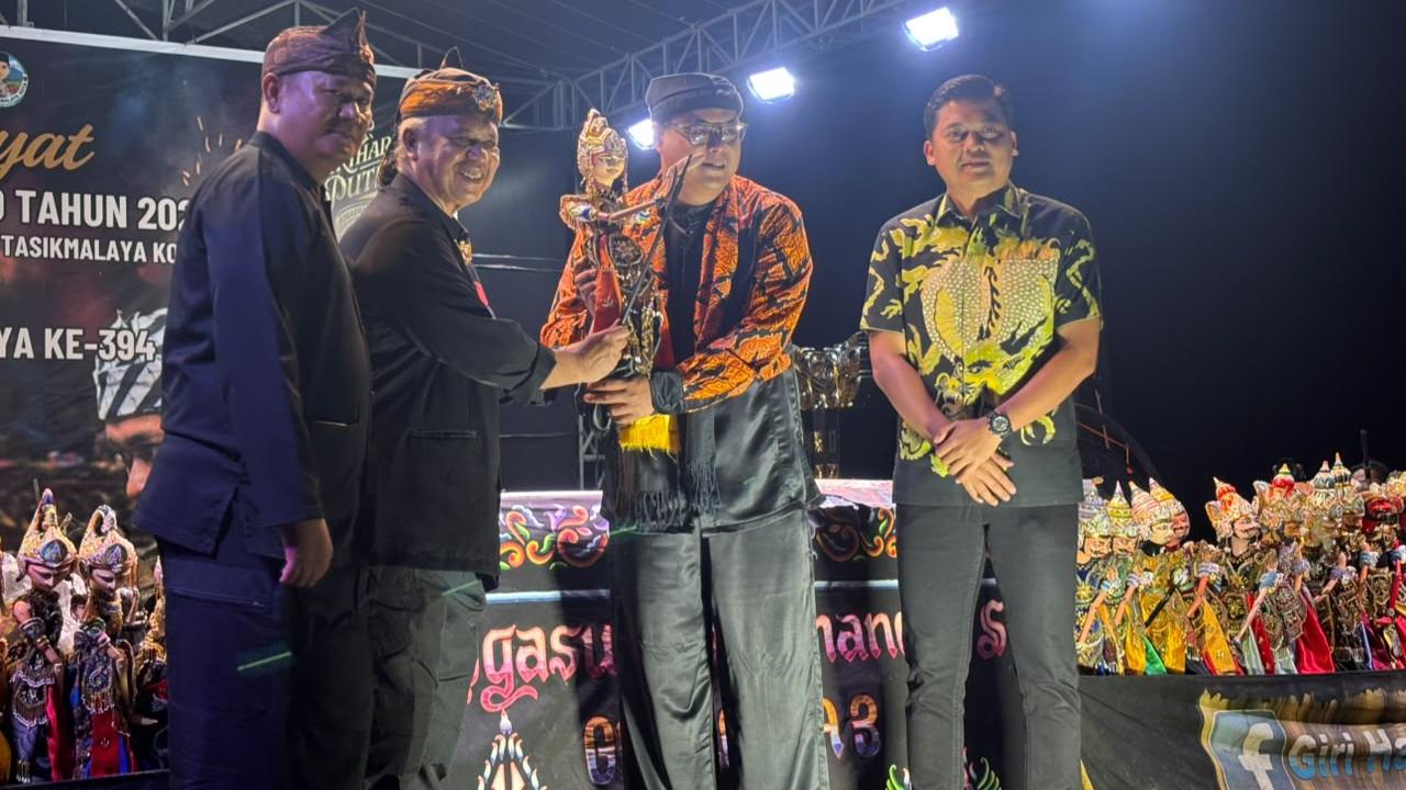 Serahkan Tokoh Wayang Abimanyu ke Dalang, Kompol Ajang, Kapolres dan Abah Anton Buka Pementasan Wayang Golek di Mako Brimob Cineam