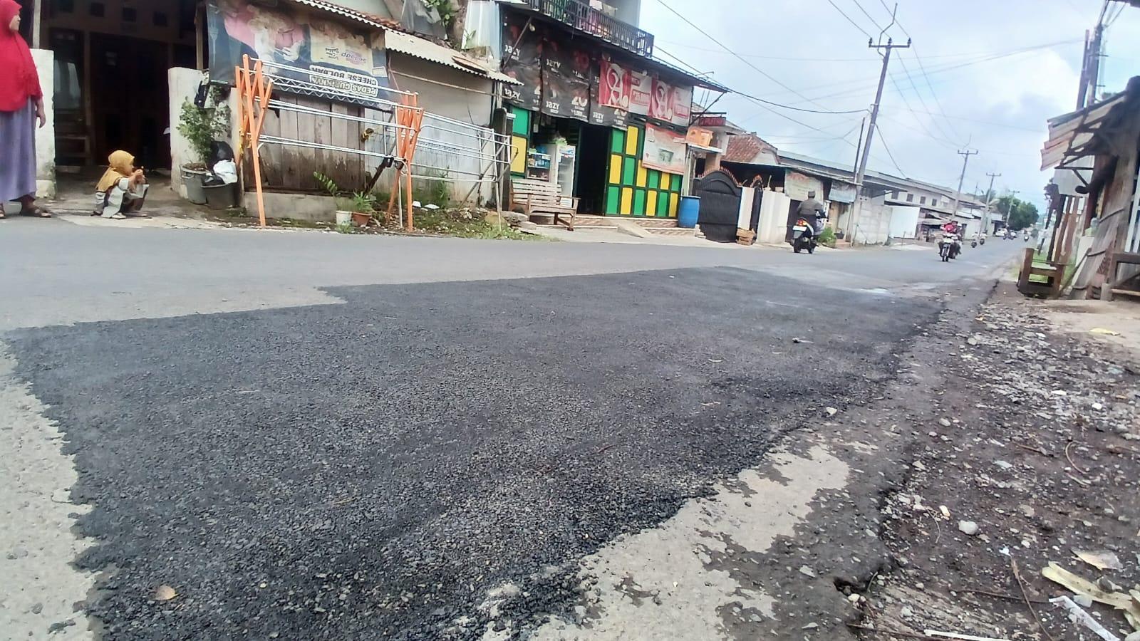Setelah Satu Bulan Dikeluhkan Warga, Jalan Raya Cibeuti Kota Tasikmalaya Akhirnya Diperbaiki