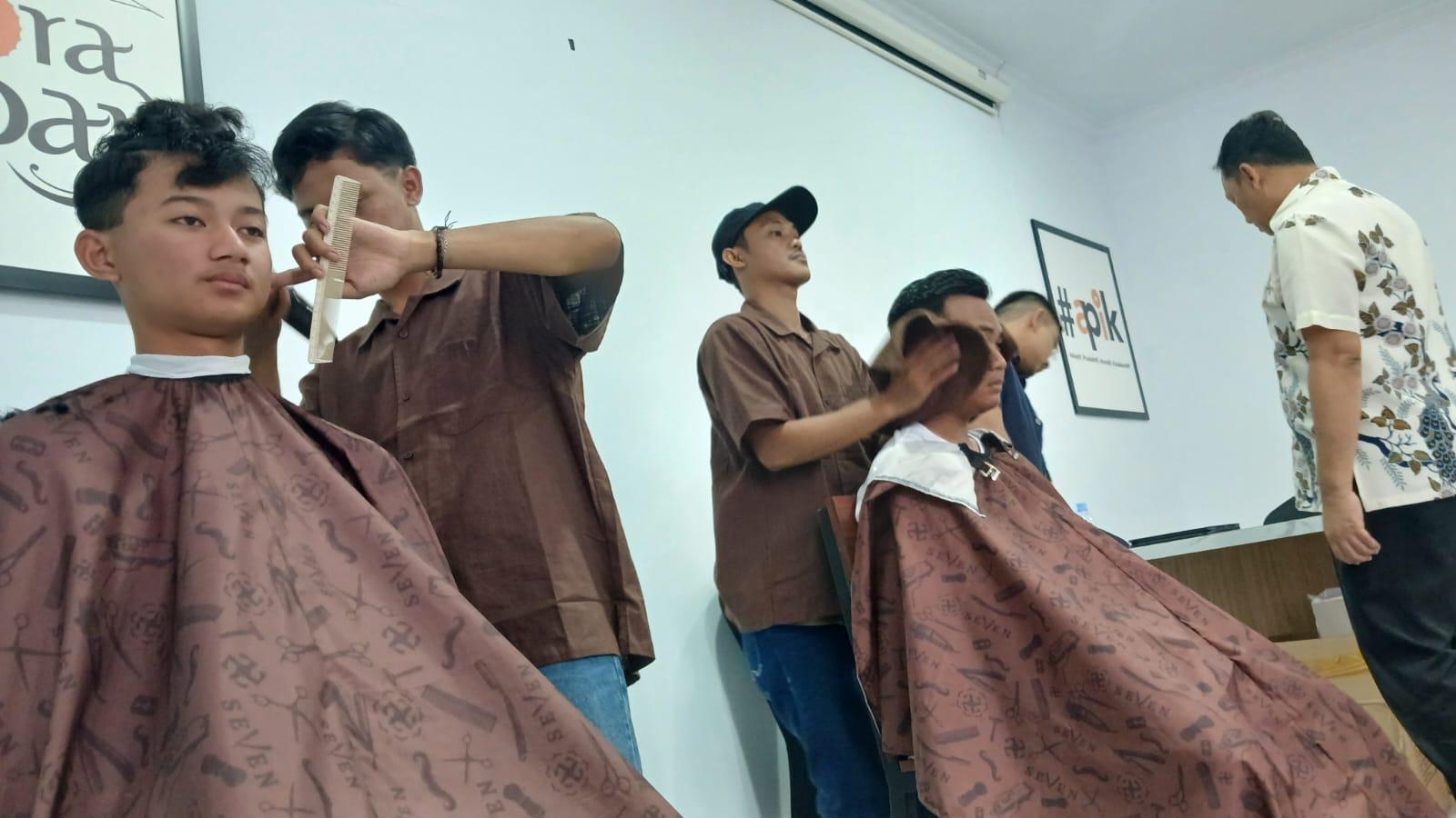 Seven Barbershop Tasikmalaya Tunjukkan Nasionalisme dengan Cukur Gratis untuk Petugas Upacara