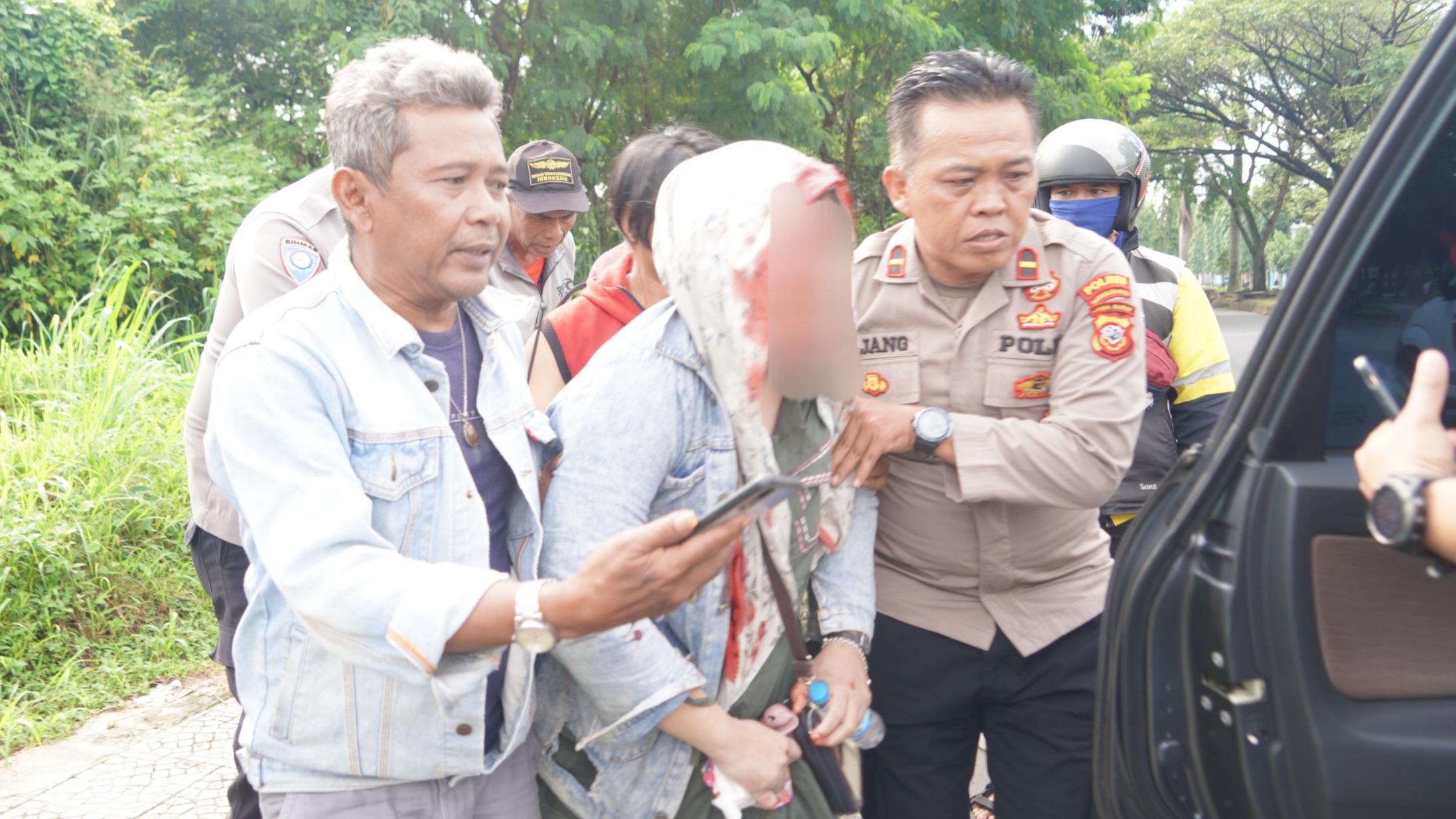 Sigap! Polisi di Tasikmalaya Evakuasi Pengendara Motor yang Terjatuh di Jalan Raya