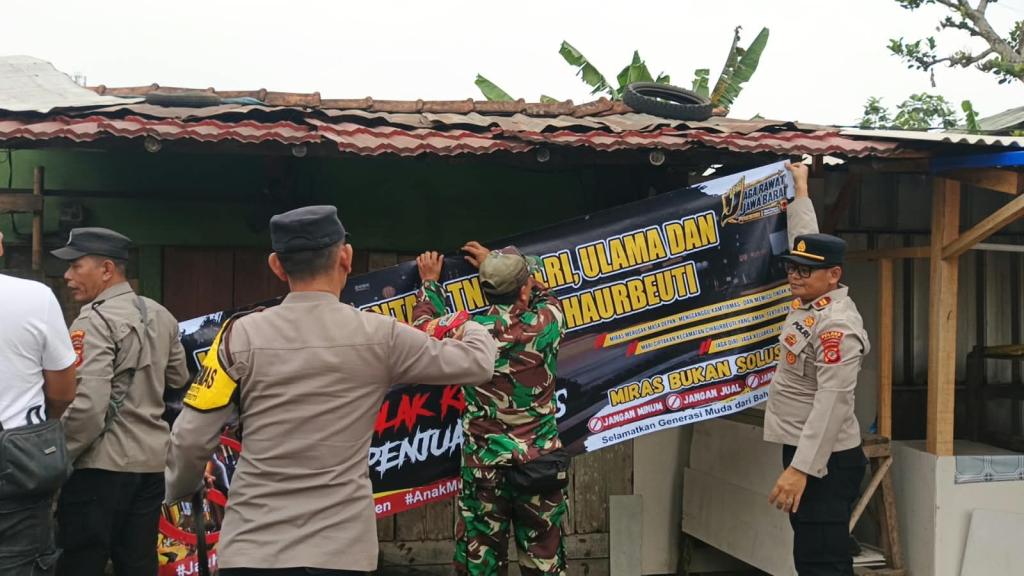 Sinergi dengan Forkopimcam dan Ulama, Polsek Cihaurbeuti Pasang Spanduk Penolakan Penjual Miras di Titik Rawan