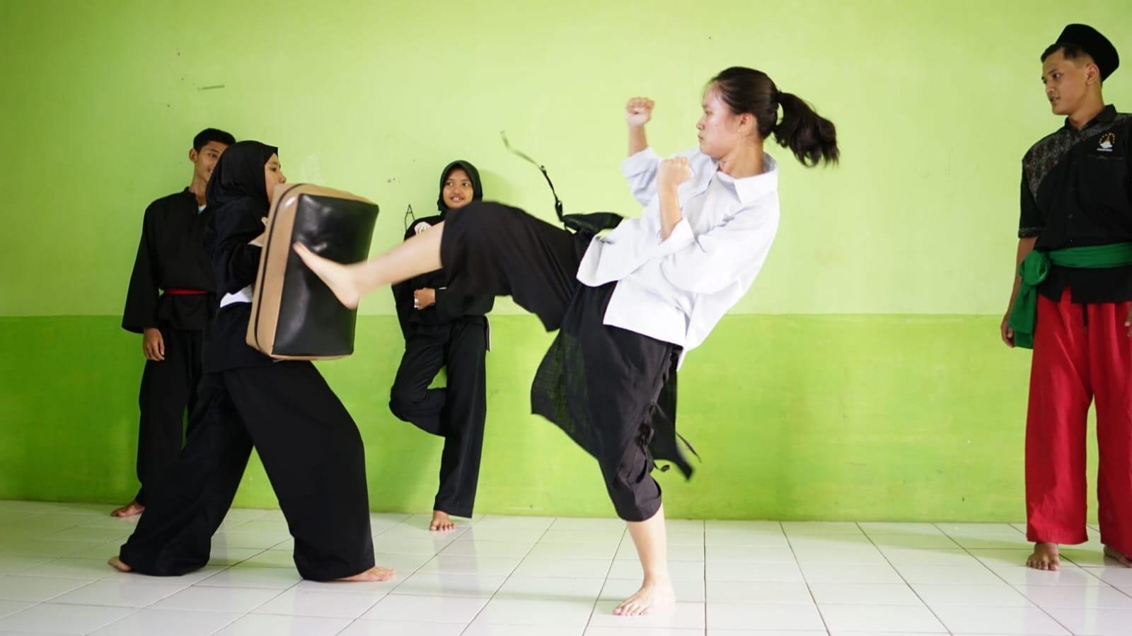 Siswa Santo Yakobus Ikuti Latihan Silat Pagar Nusa dalam Ekskursi Kebinekaan di Ciamis