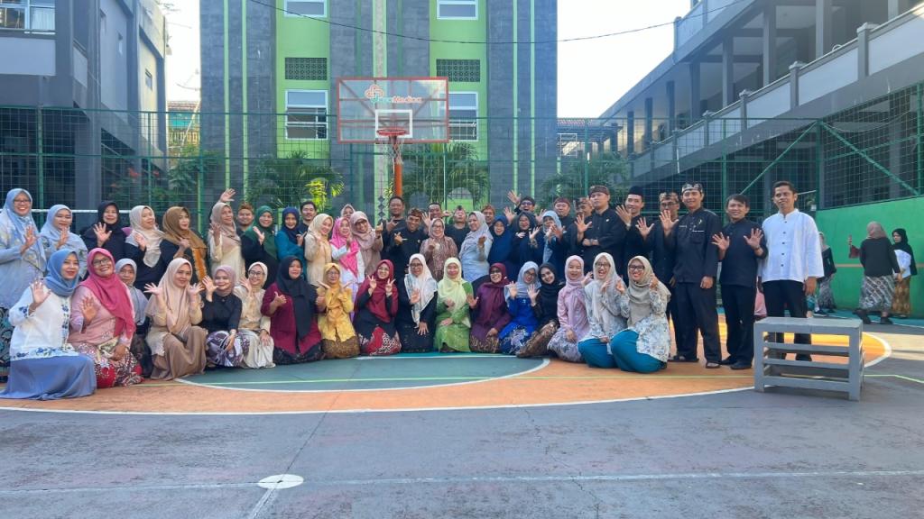 SMA Negeri 5 Kota Tasikmalaya Peringati Hardiknas dengan Pakaian Adat Sunda