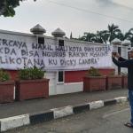 Waduh! Spanduk Tuntutan Pemakzulan Wali Kota Terpasang di Kantor Bale Kota Tasikmalaya