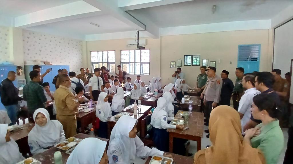 Suasana Hari Pertama Makan Bergizi Gratis di Tasikmalaya