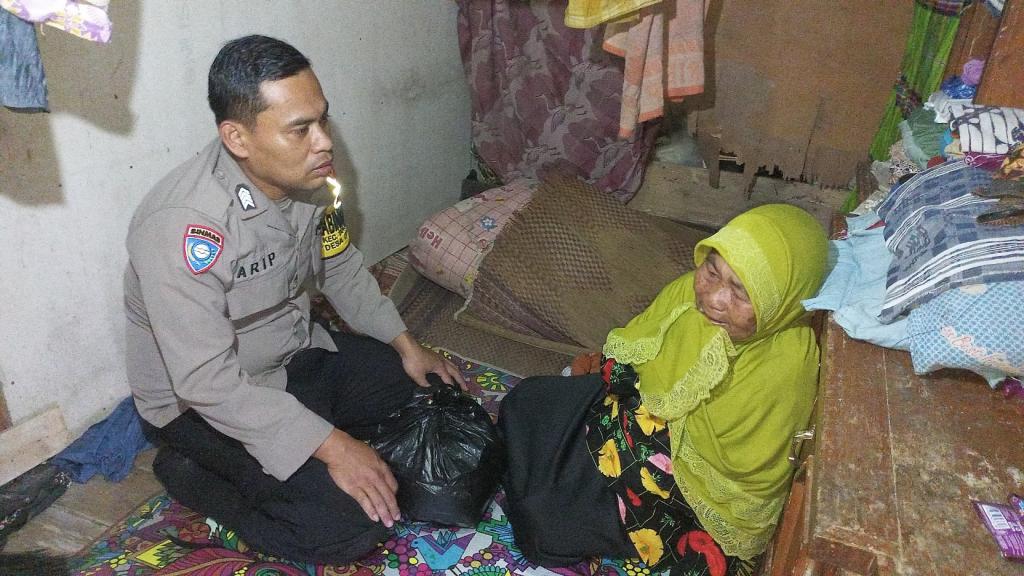 Sumbringahnya Nenek Neno, Lansia Sebatang Kara di Tasikmalaya Saat Terima Bantuan dari Pak Bhabin