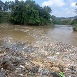 Sungai Ciwulan Dipenuhi Sampah Usai Hujan Deras, Warga Sebut Sudah Jadi Pemandangan Biasa
