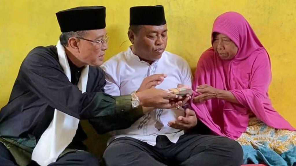 Tangis Haru Janda Lansia di Ciamis Saat Bupati Bantu Perbaiki Rumah Tak Layak Huni