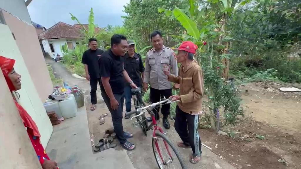 Tangis Haru Kakek Aih Saat Polisi Antar Kembali Sepeda yang Hilang