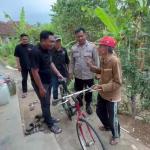 Tangis Haru Kakek Aih Saat Polisi Antar Kembali Sepeda yang Hilang