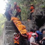 Tarik Tali Lewati Tebing Terjal, Evakuasi Mayat di Sungai Ciloseh Tasikmalaya Berlangsung Dramatis