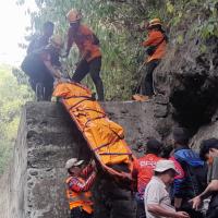 Tarik Tali Lewati Tebing Terjal, Evakuasi Mayat di Sungai Ciloseh Tasikmalaya Berlangsung Dramatis
