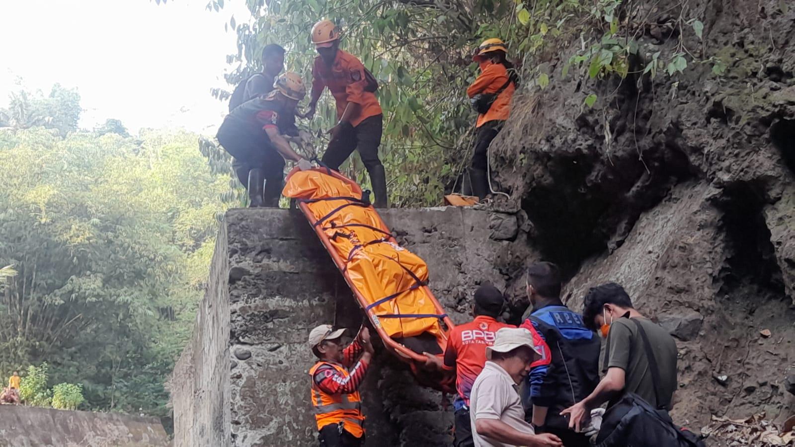 Tarik Tali Lewati Tebing Terjal, Evakuasi Mayat di Sungai Ciloseh Tasikmalaya Berlangsung Dramatis