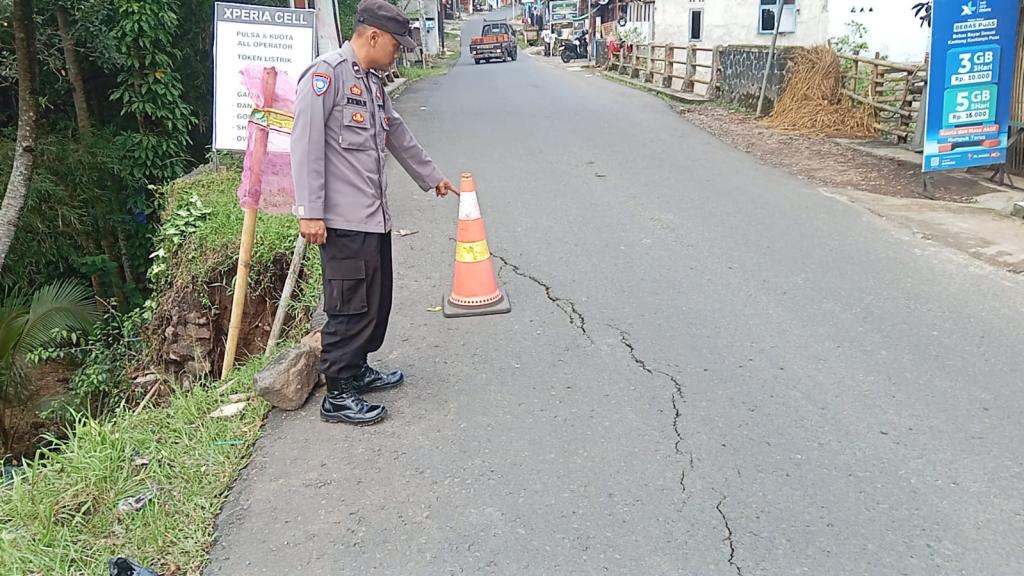Tebing Terkikis di Sinangsono Cigalontang Tasikmalaya, Jalan Utama Terancam Longsor