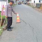 Tebing Terkikis di Sinangsono Cigalontang Tasikmalaya, Jalan Utama Terancam Longsor