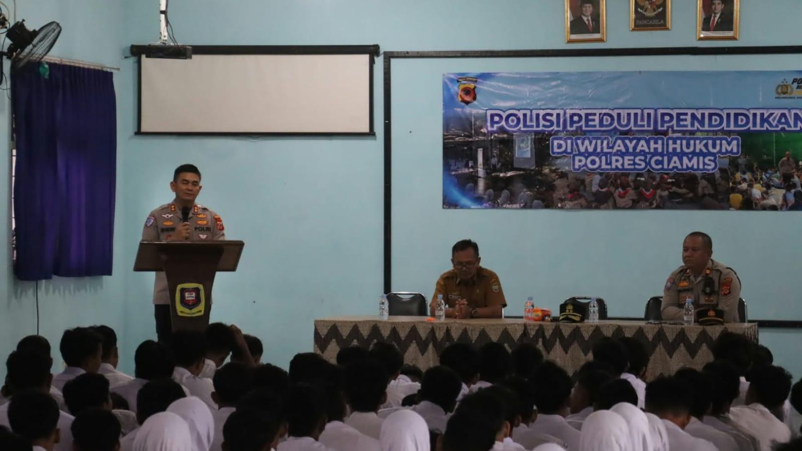 Tekan Kenakalan Remaja dan Perundungan, Kapolres Ciamis Sambangi SMPN 2 Ciamis Lewat Program Polisi Peduli Pendidikan