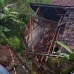 Tembok Penahan Tebing Runtuh, Rumah Warga di Cinyasag Ciamis Rusak Parah