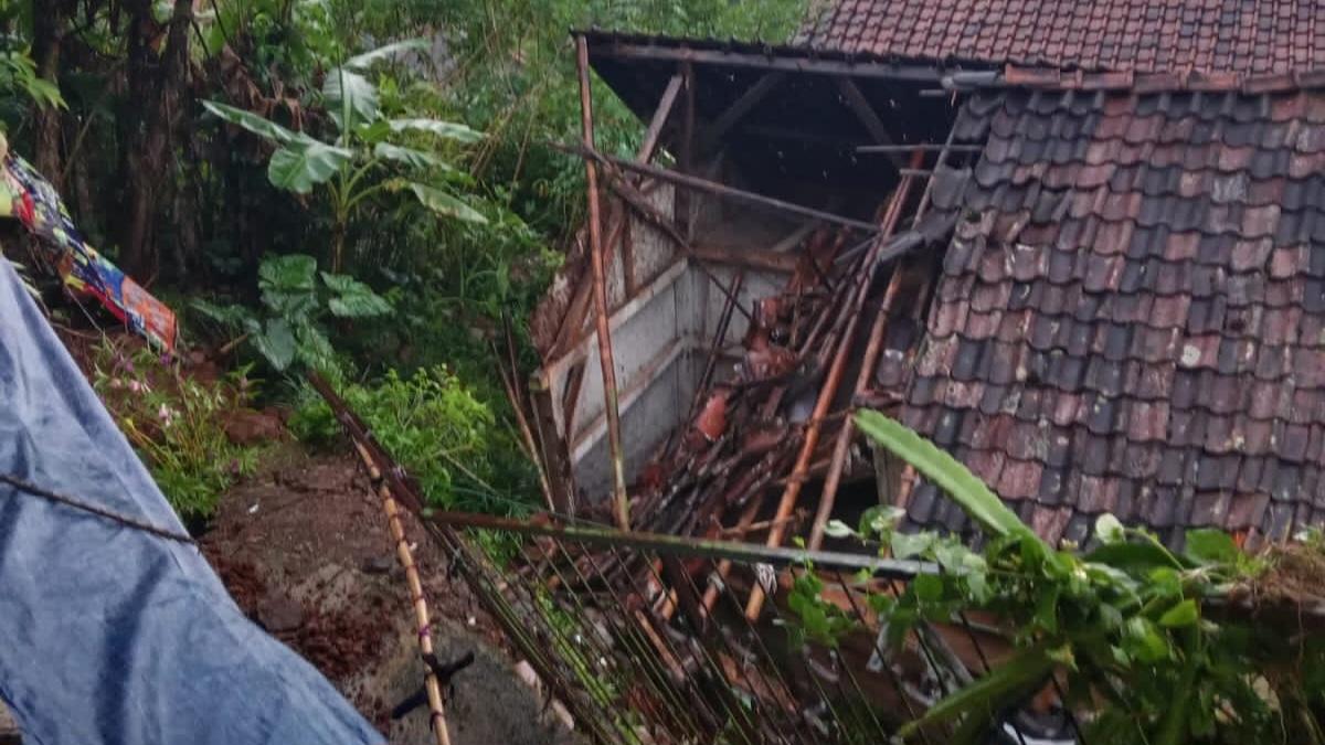 Tembok Penahan Tebing Runtuh, Rumah Warga di Cinyasag Ciamis Rusak Parah