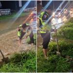 Tiga Personel Satlantas Polres Tasikmalaya Kota Gali Jalur Drainase Demi Atasi Banjir dan Kemacetan di Jalan Raya Jamanis