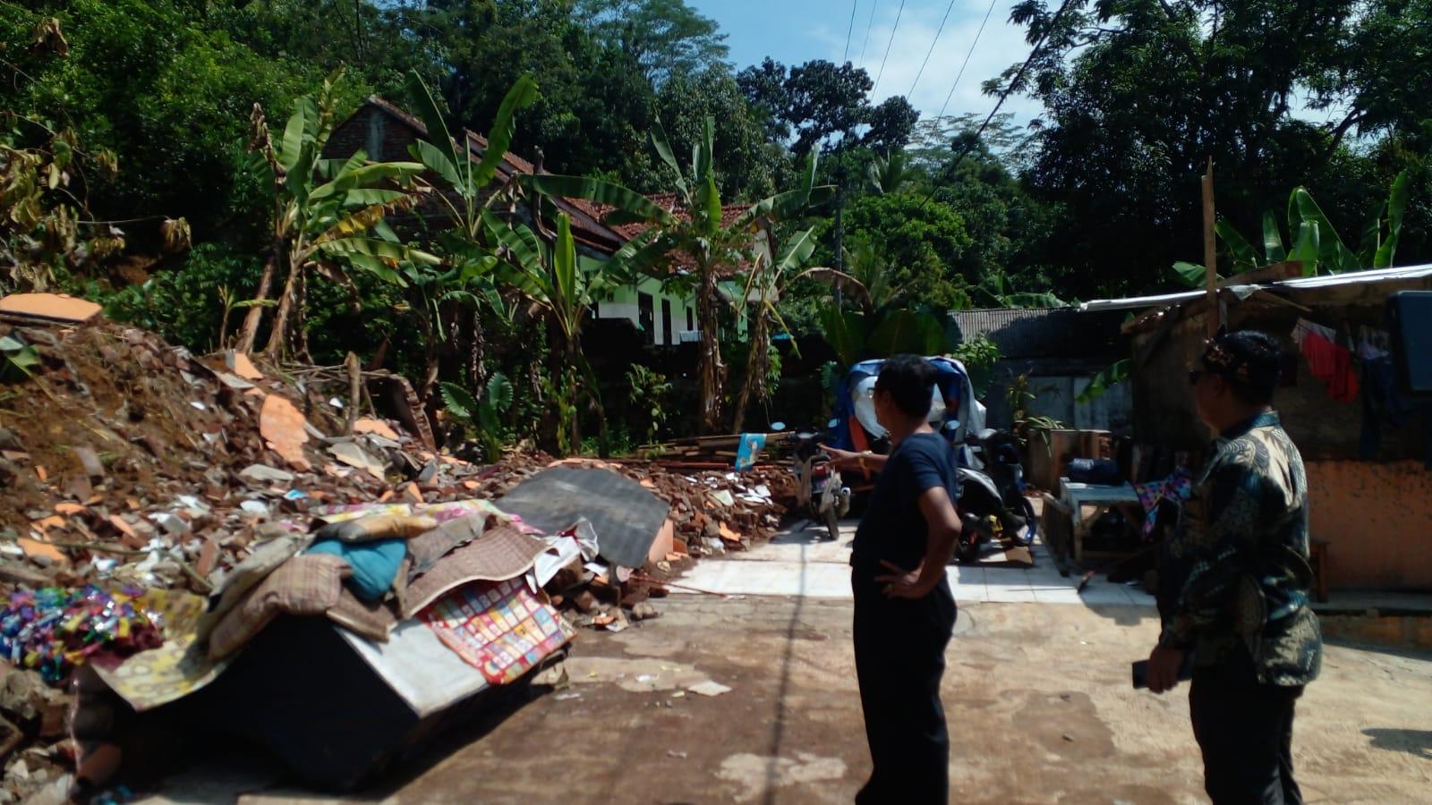 Tiga Rumah Warga di Cijeungjing Ciamis Terancam Longsor Susulan, Satu Keluarga Mengungsi