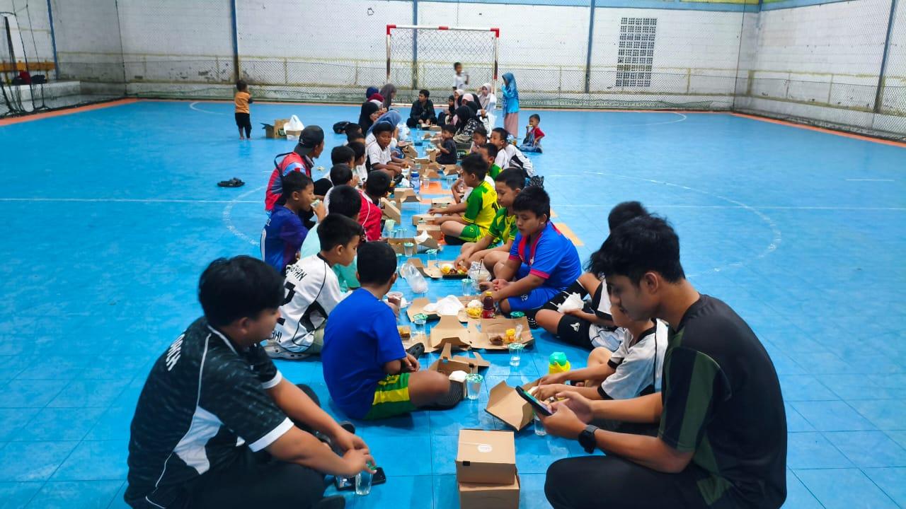 Tim Futsal SDI An-Nahl Tasikmalaya Tutup Latihan di Ramadan dengan Buka Puasa Bersama di Lapangan Siliwangi