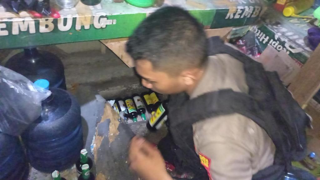 Tim Maung Galunggung Gerebek Bunker Miras di Warung Kelontong Pasar Burung Tasikmalaya
