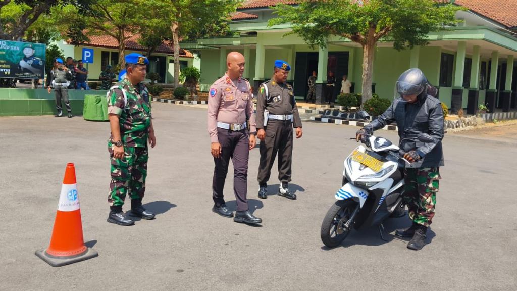 Tingkatkan Kamseltibcarlantas, Satlantas Polres Ciamis Pembekalan Safety Riding dan Defensive Driving Bagi Prajurit TNI di Makodim 0613